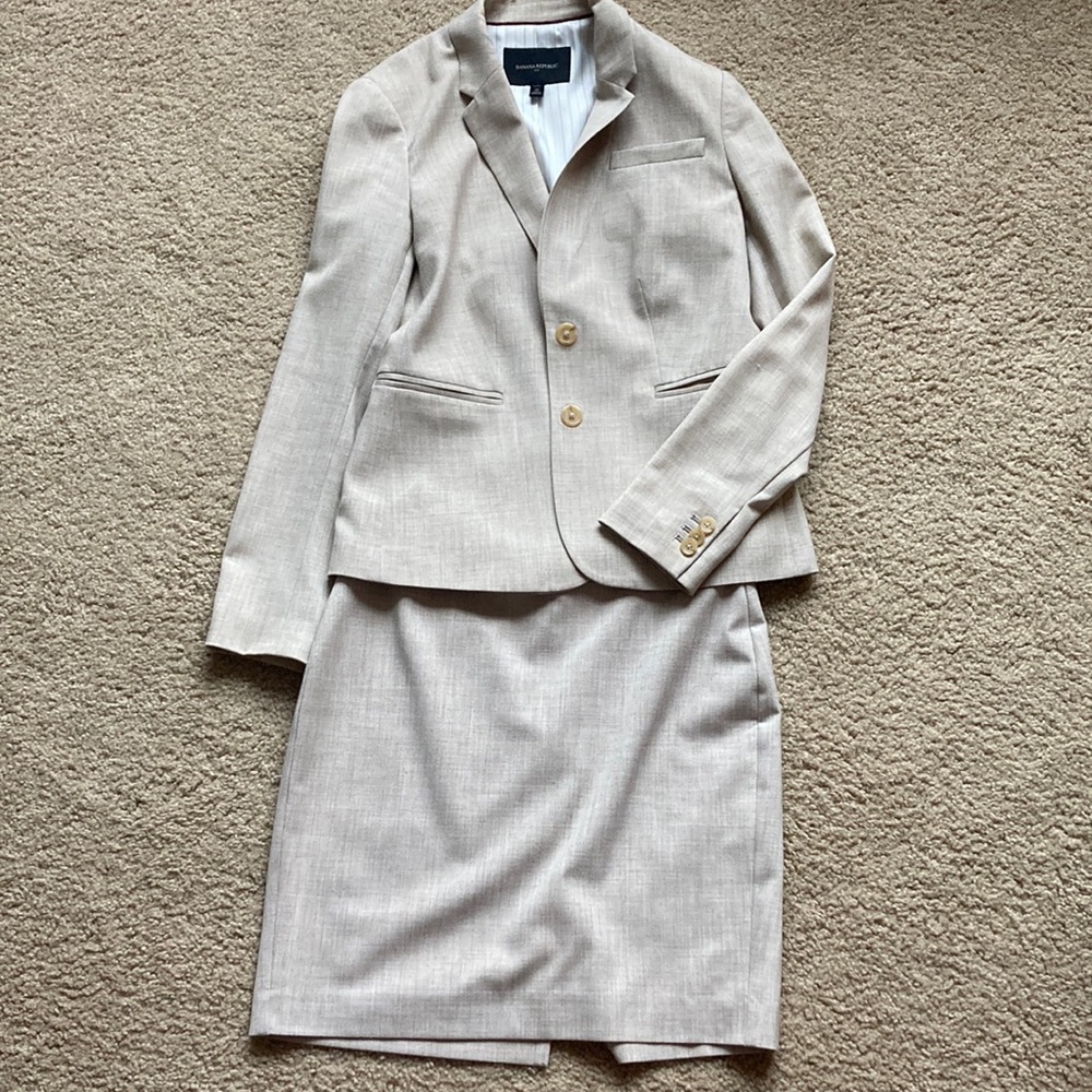 Banana Republic size 2P skirt suit
